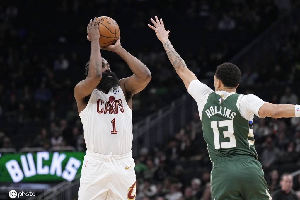 哈登27+5+6莫布里27+15 骑士险胜雄鹿